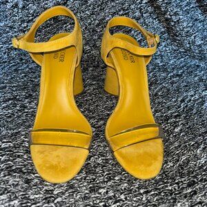 NWOT Never Worn Bleecker & Bond Viola 4" Sandal Heels (Size 6, Yellow/Clear)